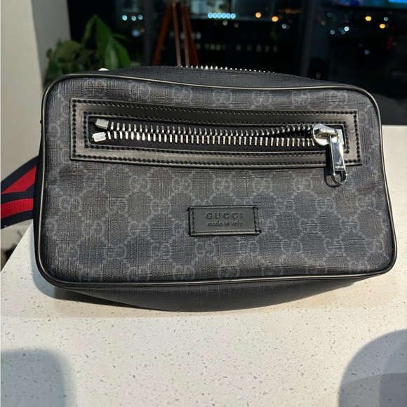 Gucci belt bag, only worn twice brand new. It’s in brand new condition. - Picture 6 of 8